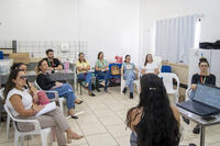 O implante contraceptivo subdérmico de longa duração está sendo apresentado aos enfermeiros do município por meio de uma capacitação