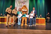Nesta terça-feira (19) cerca de 813 crianças de 13 escolas, públicas e privadas, de Toledo celebraram a formatura do Programa Educacional de Resistência às Drogas e à Violência (Proerd) no Teatro Municipal