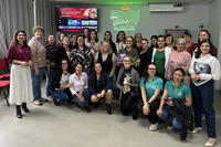 A Secretaria Municipal da Mulher (SMM) promoveu, na tarde desta sexta-feira (24), o Encontro de Valorização da Mulher Rural, atividade realizada na sede do Sindicato dos Trabalhadores da Agricultura Familiar (Staf). Integrando a programação da Semana do Agricultor 2026, o evento teve como tema "Cultivando o autocuidado" e reuniu cerca de 40 mulheres em uma programação voltada ao incentivo dos cuidados com a saúde, ao fortalecimento da autoestima e à promoção do bem-estar. A secretária municipal da Mulher, E