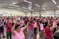 Atividade reuniu exercícios físicos, dança e orientações sobre prevenção do câncer de mama e do colo do útero