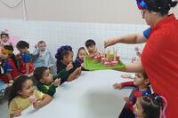 Ação da Secretaria Municipal da Educação incluiu mini pizzas e picolés para alunos das escolas e sorvete natural para crianças dos Cmeis