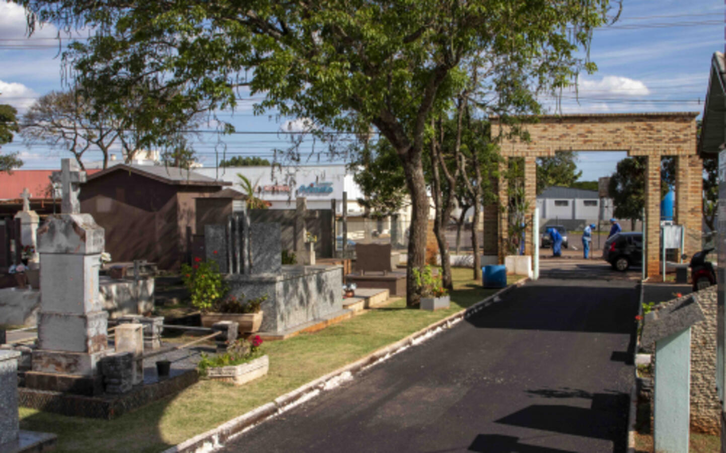 Administração municipal organiza cemitérios para Dia de Finados
