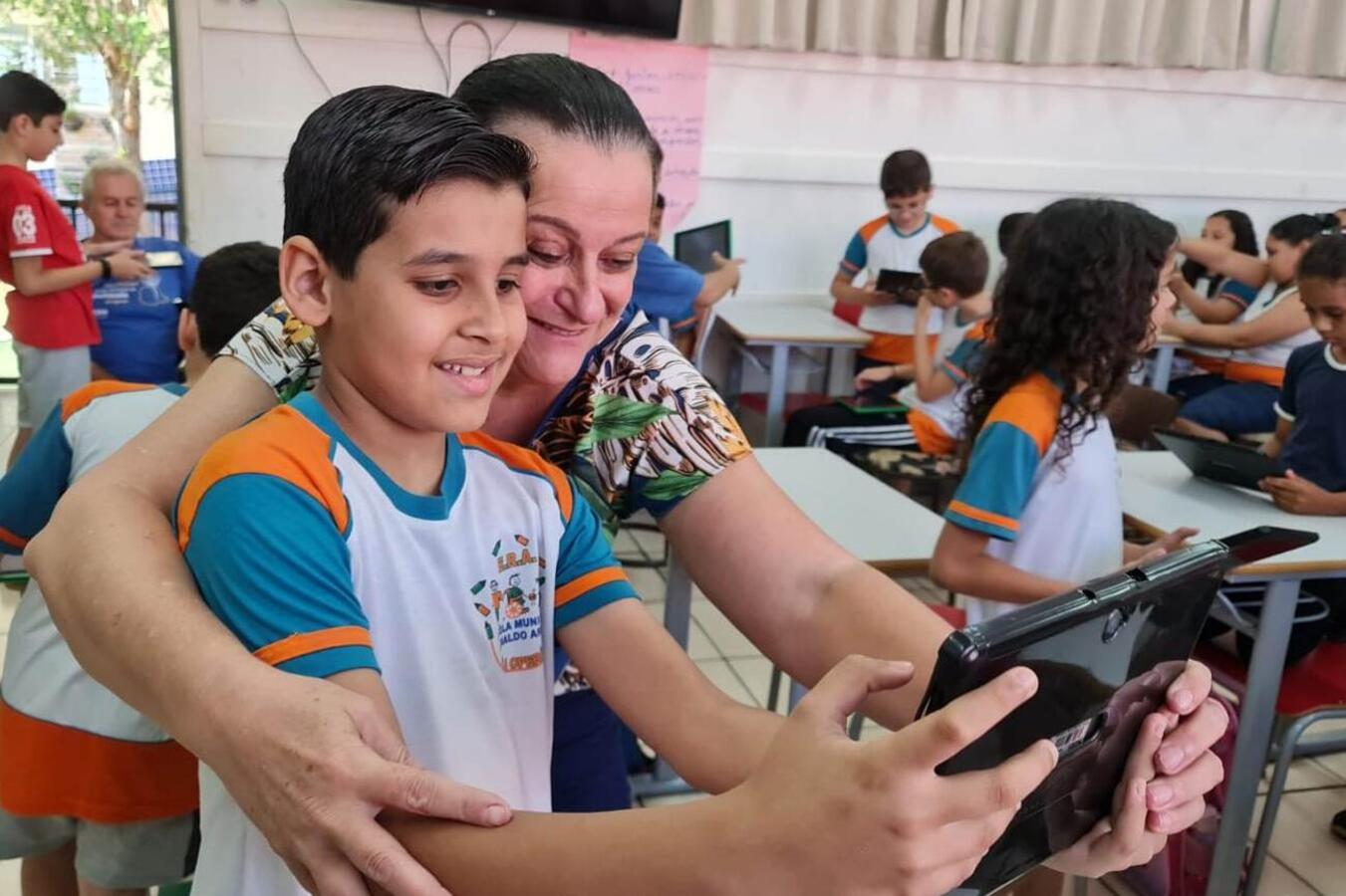 Alunos do 4º ano da Escola Reinaldo Arrosi recebem tablets