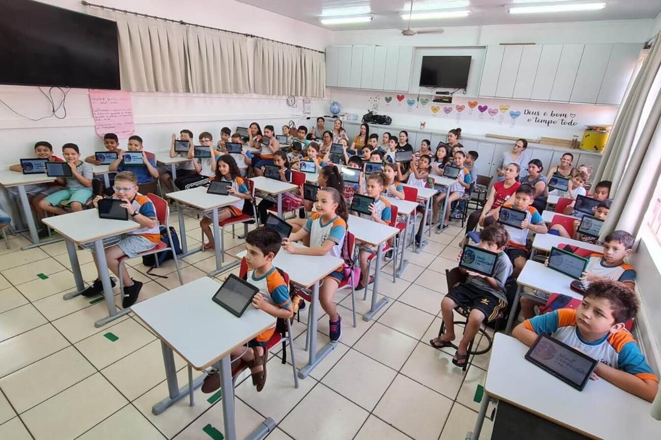 Alunos do 4º ano da Escola Reinaldo Arrosi recebem tablets
