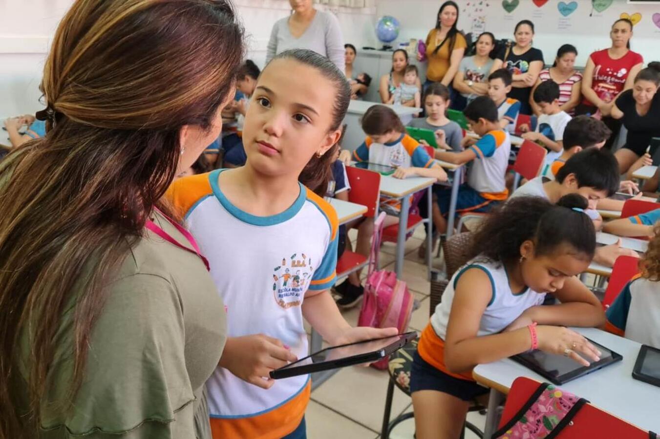 Alunos do 4º ano da Escola Reinaldo Arrosi recebem tablets