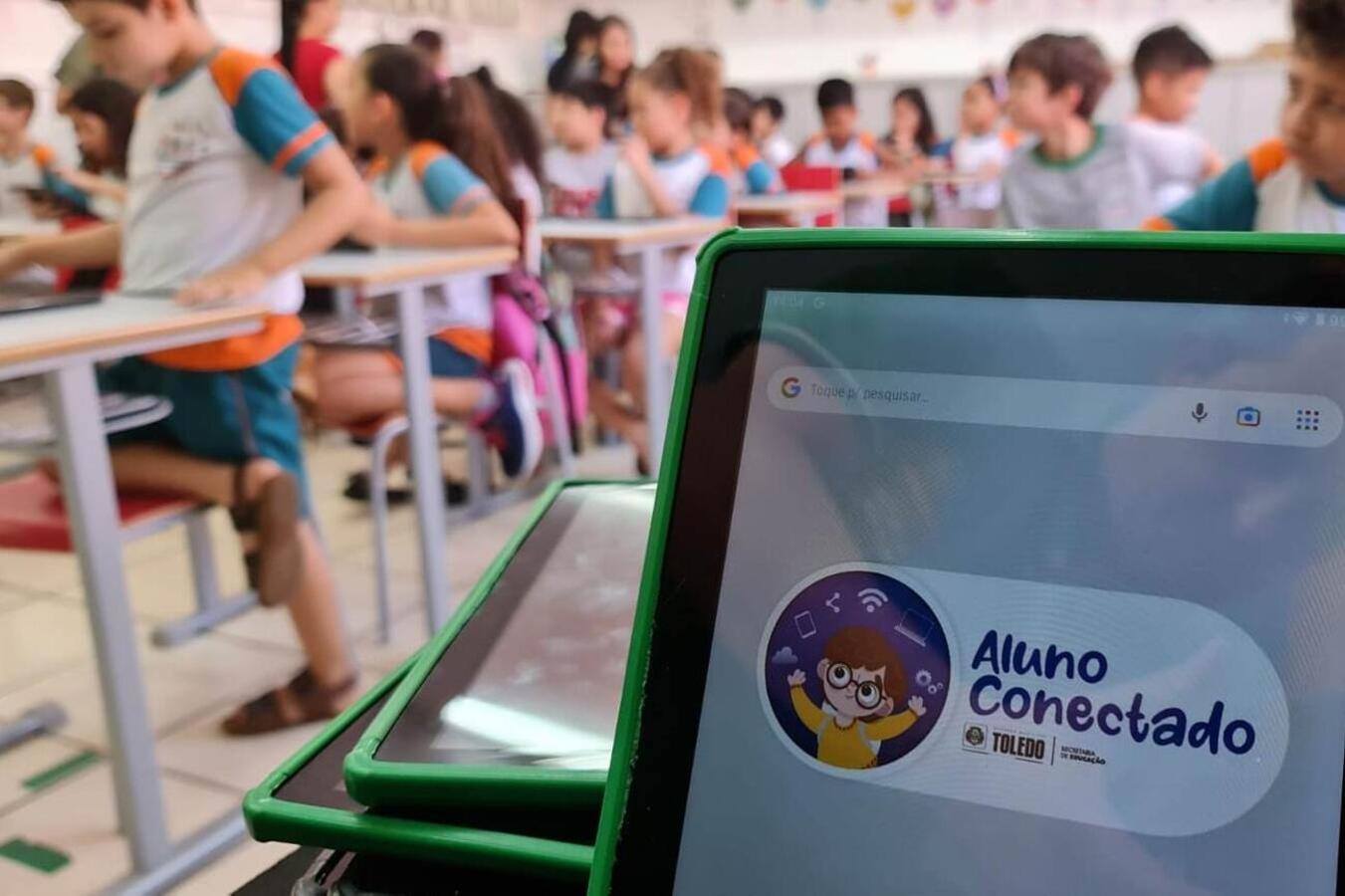 Alunos do 4º ano da Escola Reinaldo Arrosi recebem tablets