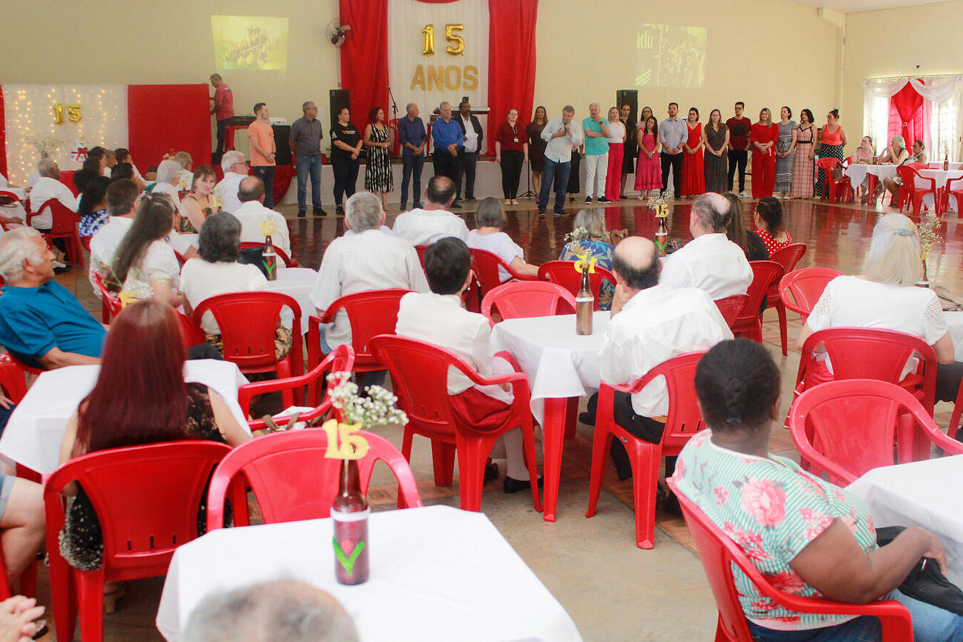 Idosos do Certi Pioneiro celebraram o aniversário de 15 do espaço em grande estilo, com direito a presença de autoridades, homenagens, dança típica, baile e lanche