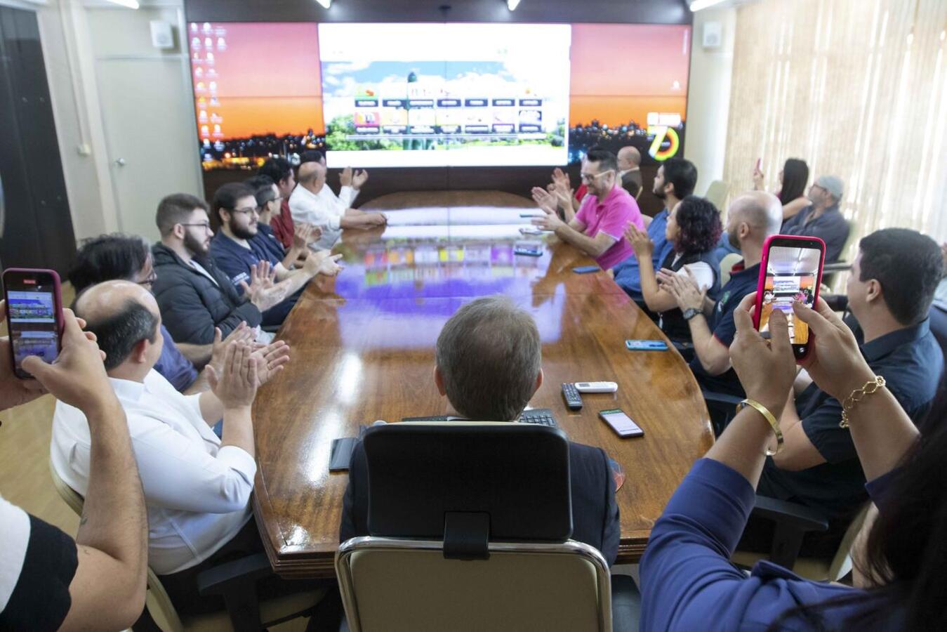 Sob aplausos, novo layout do Portal do Município foi ao ar para o público em geral em ato realizado na manhã desta quarta (16) na Sala de Reuniões do Gabinete do Prefeito