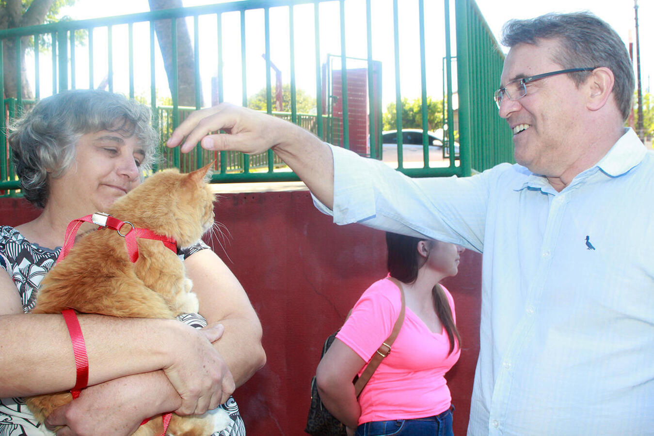 A solenidade de entrega do CastraMóvel contou com a presença de diversas autoridades, mas quem chamou a atenção foram os “aumigos” Tchutchucão e Dolly