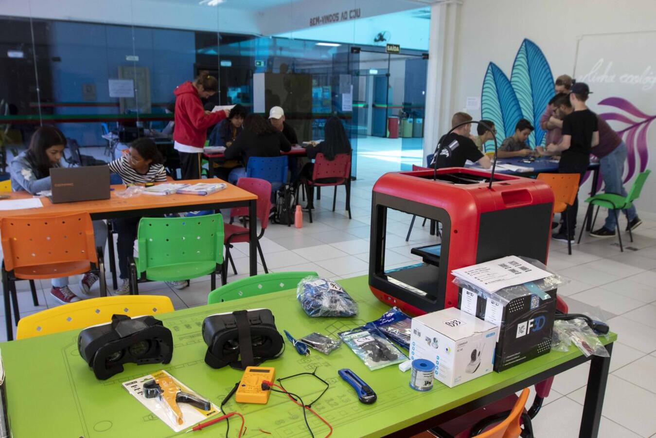 O primeiro encontro do Include Campus Party foi bastante produtivo, tanto que, em uma das classes, um robô autômato foi montado e testado com sucesso pelos alunos