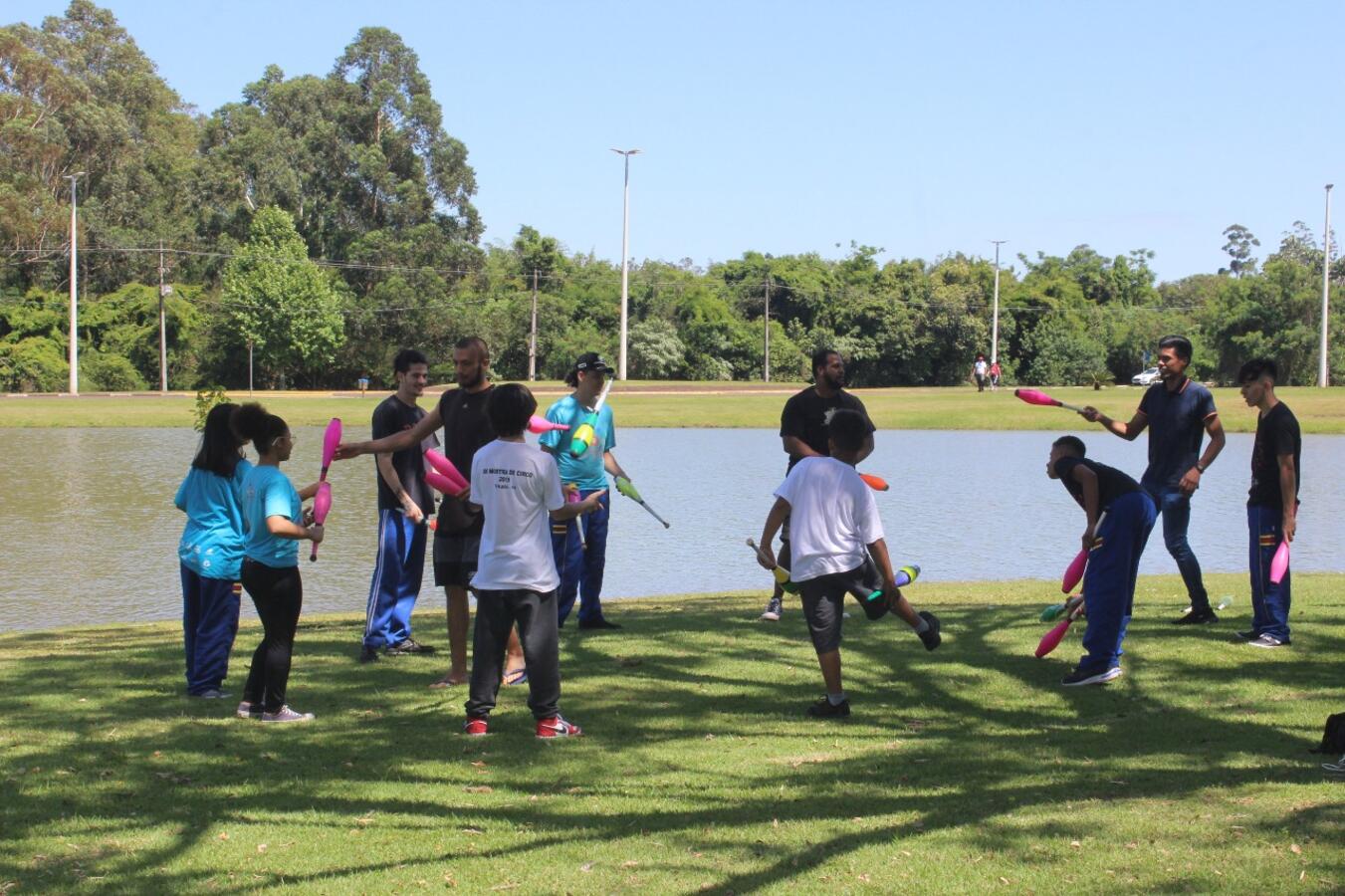 Alunos de projetos de circo participam de oficinas no Parque do Povo