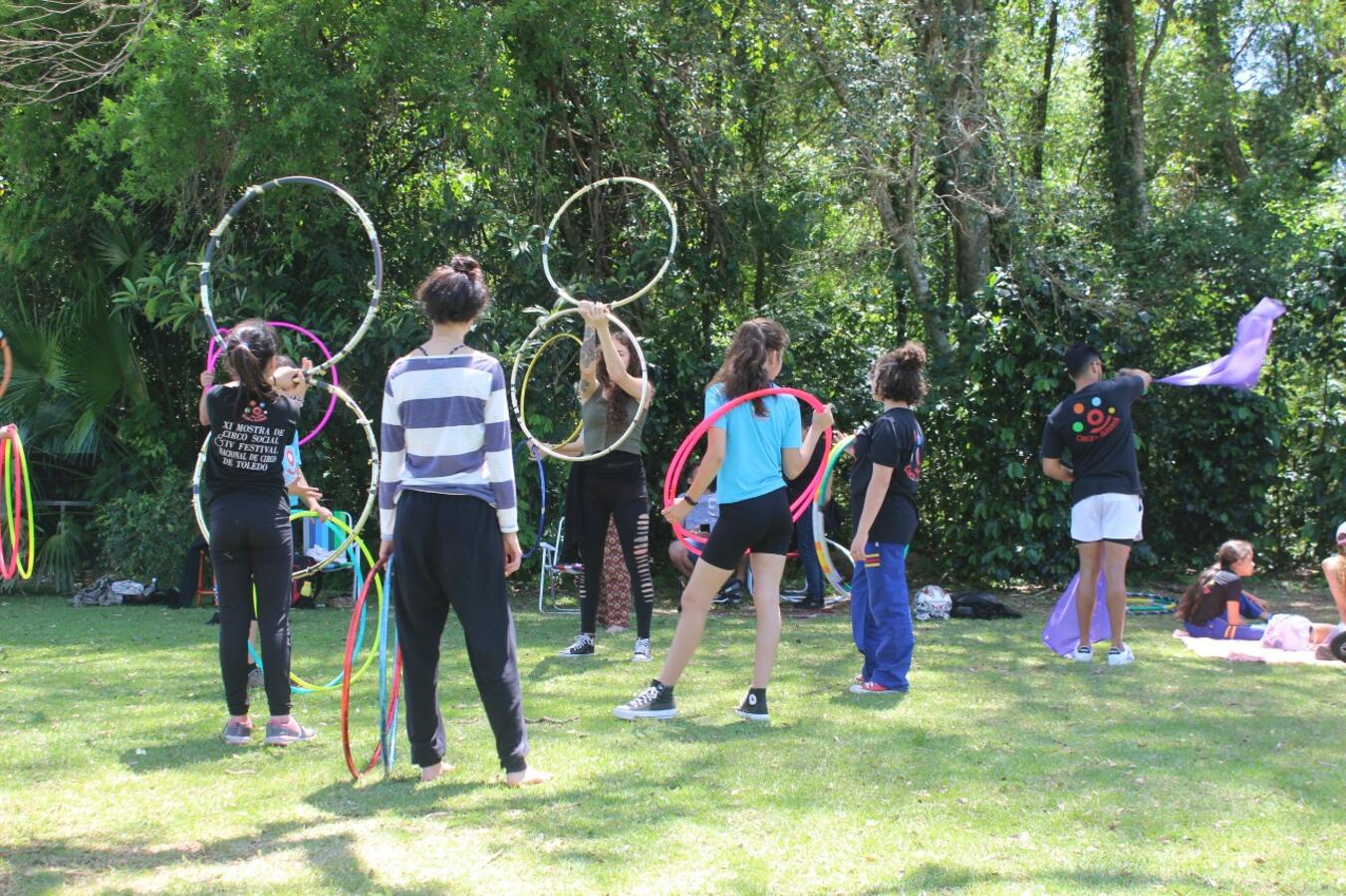 Alunos de projetos de circo participam de oficinas no Parque do Povo