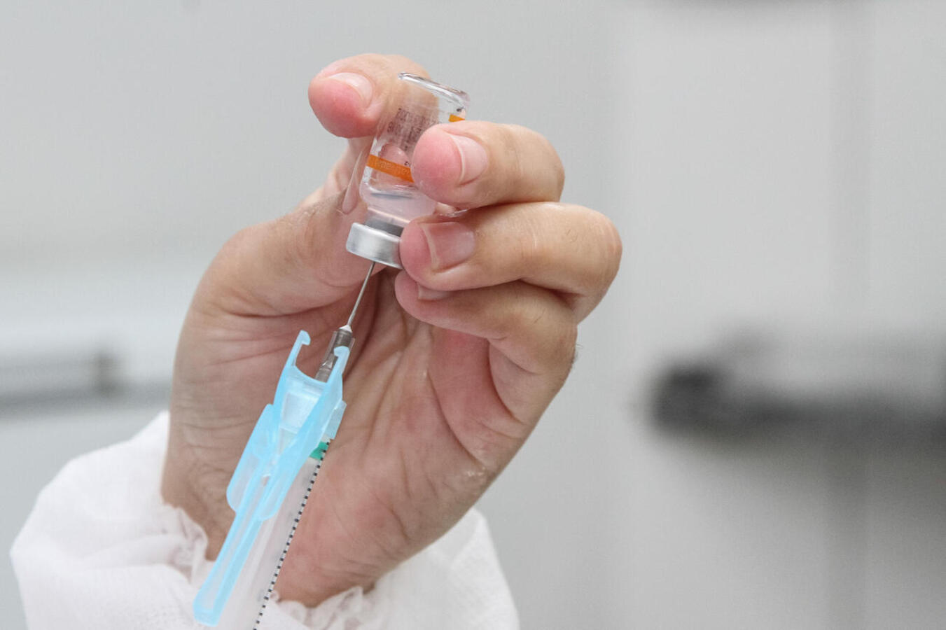 Interessados em receber 2ª dose de reforço contra Covid-19 devem se dirigir às unidades de saúde levando documento pessoal com foto e carteirinha de vacinação 
