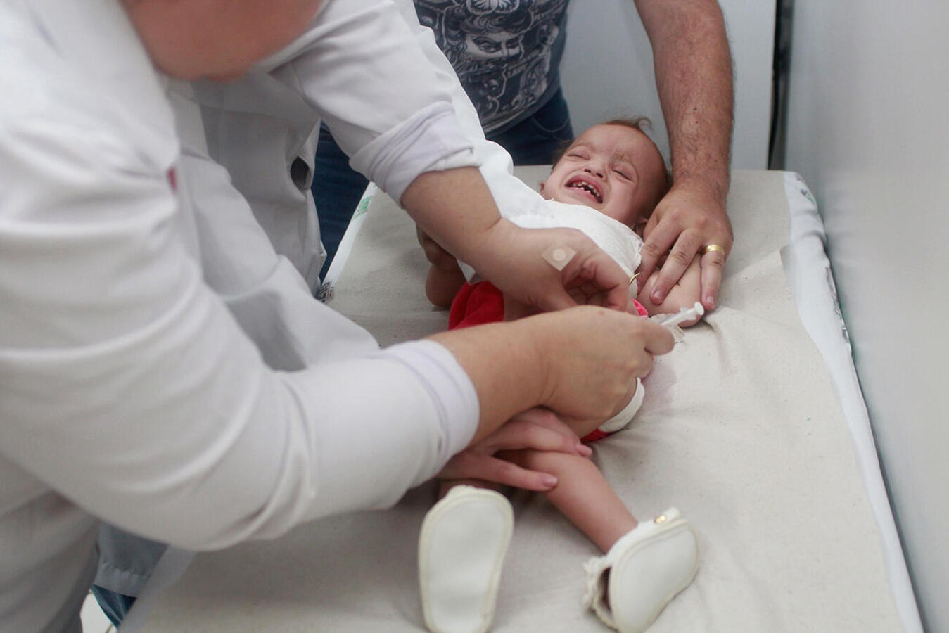 A primeira toledana a receber, na manhã desta quinta-feira (24), a Pfizer Baby foi Antonella Pereira Frata, de 2 anos e 11 meses