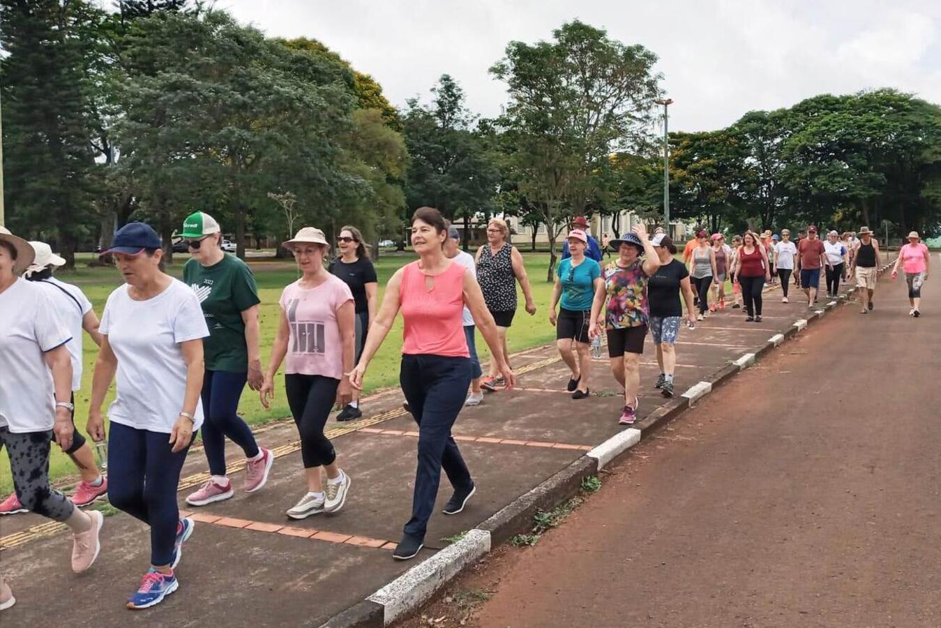 Caminhada com Café marca o encerramento do projeto Ginástica para Idosos em 2022