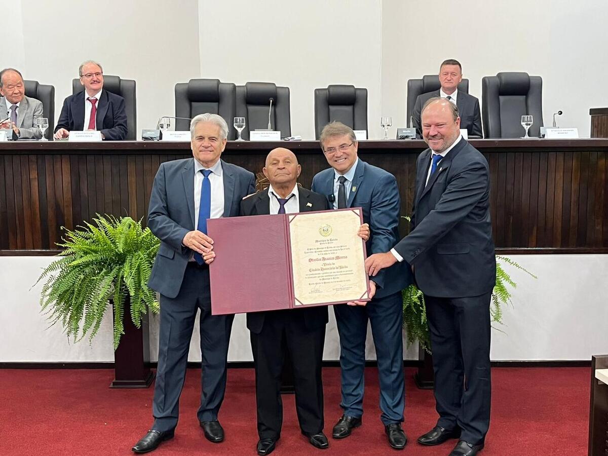 Duas honrarias foram entregues, a de Cidadão Honorário do Município e a Medalha Willy Barth