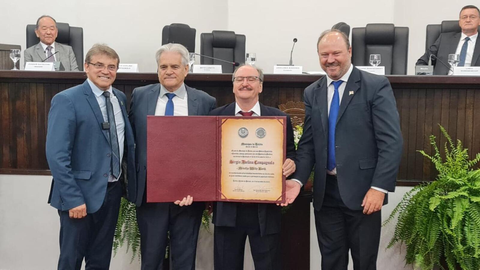Duas honrarias foram entregues, a de Cidadão Honorário do Município e a Medalha Willy Barth