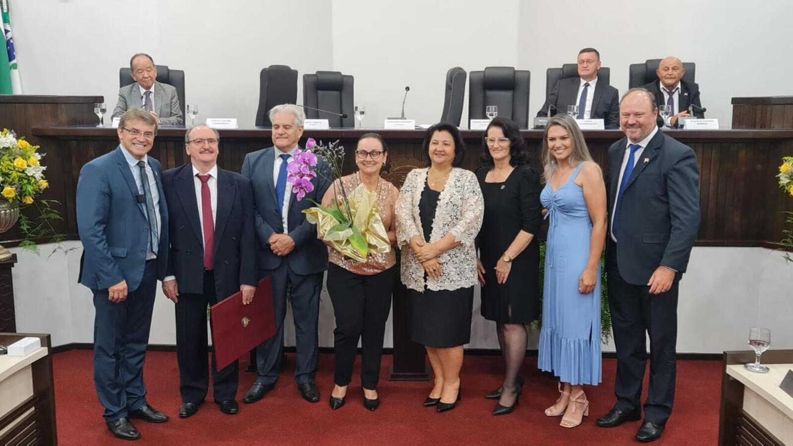 Duas honrarias foram entregues, a de Cidadão Honorário do Município e a Medalha Willy Barth
