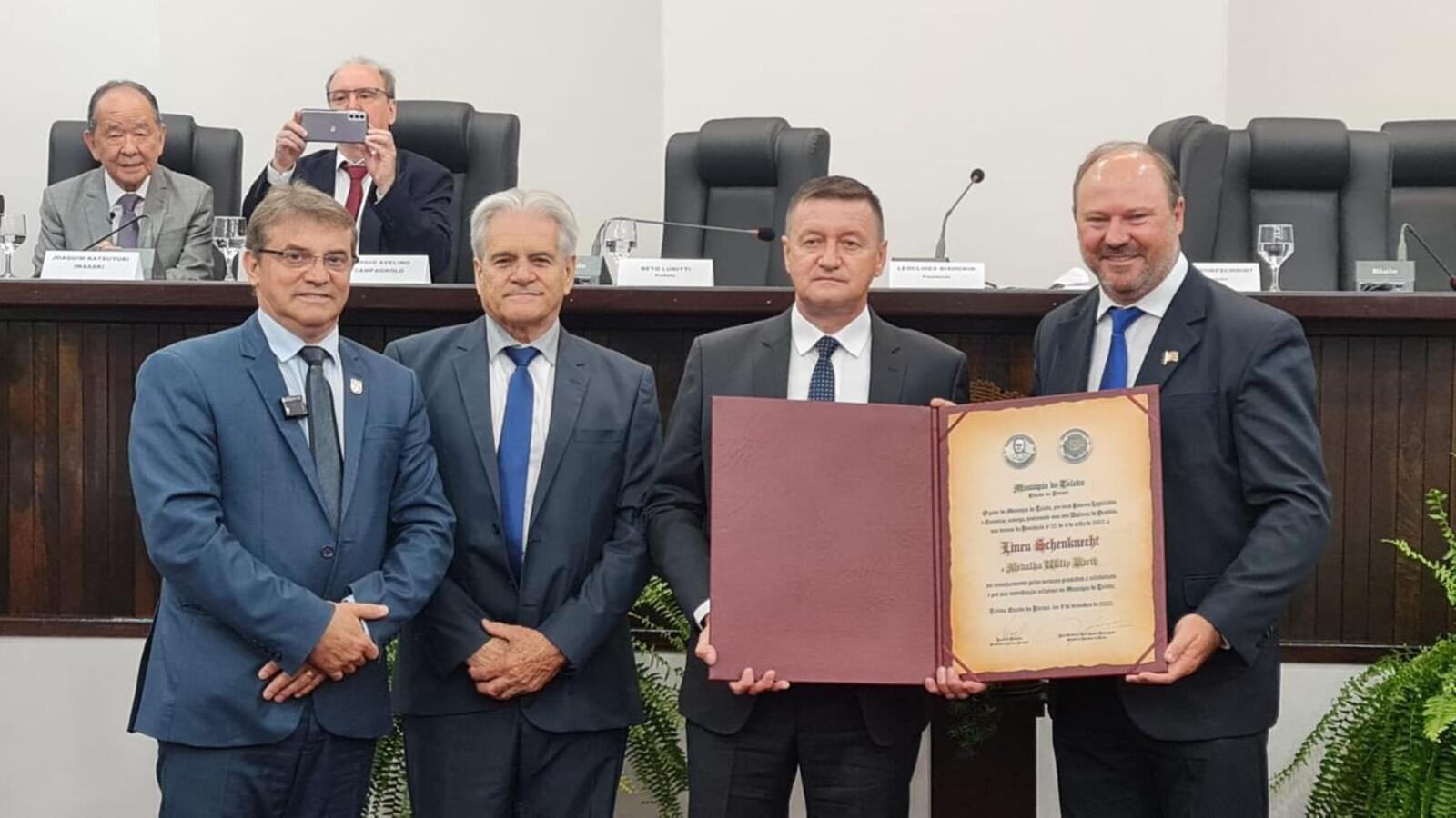 Duas honrarias foram entregues, a de Cidadão Honorário do Município e a Medalha Willy Barth
