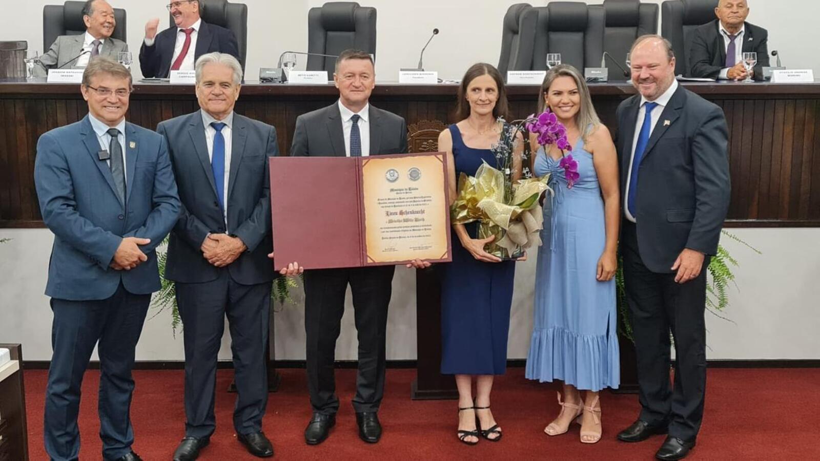 Duas honrarias foram entregues, a de Cidadão Honorário do Município e a Medalha Willy Barth