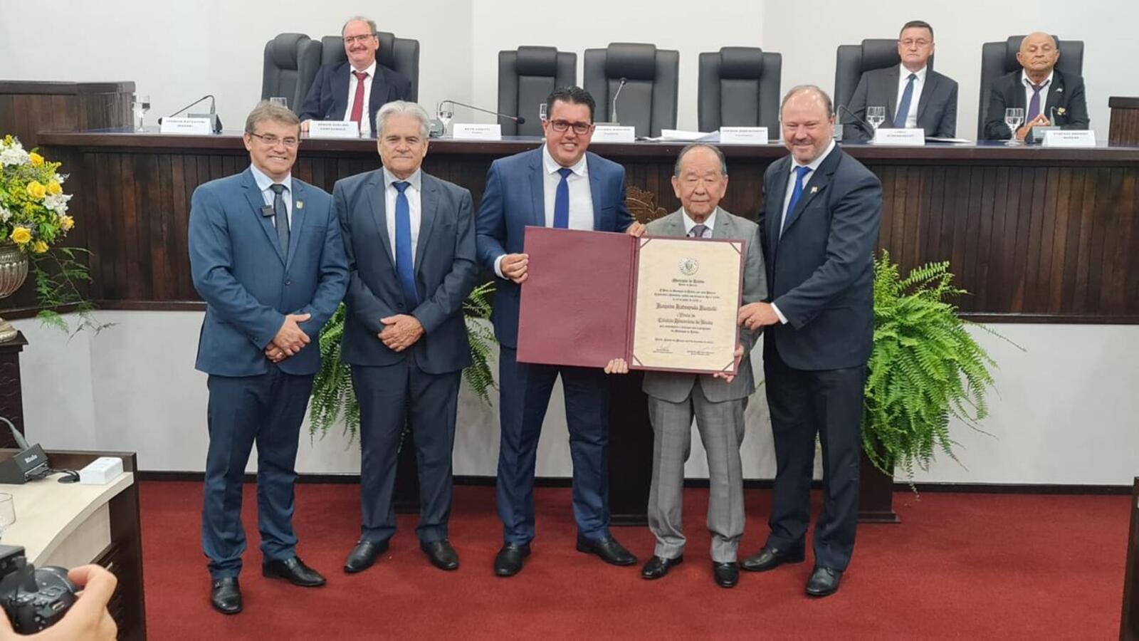 Duas honrarias foram entregues, a de Cidadão Honorário do Município e a Medalha Willy Barth
