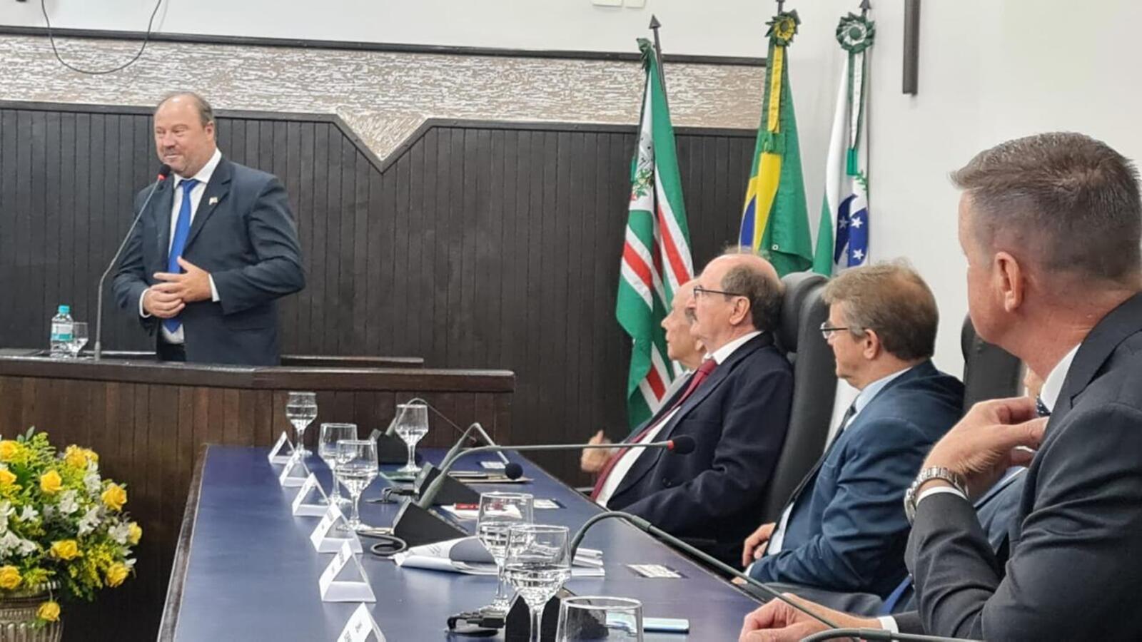 Duas honrarias foram entregues, a de Cidadão Honorário do Município e a Medalha Willy Barth