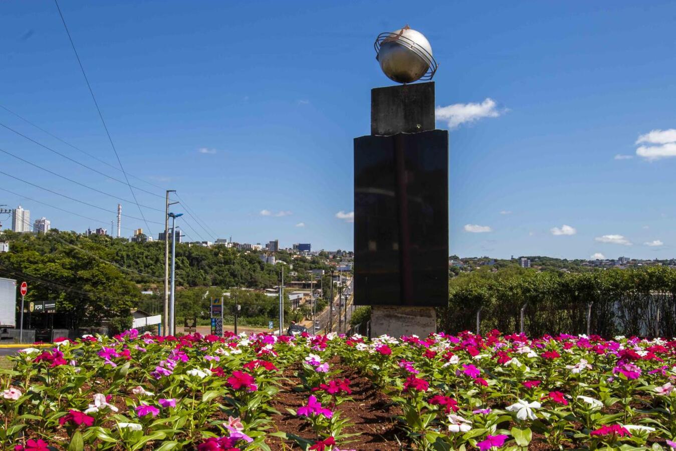 Foram 80 mil mudas plantadas, um investimento de quase R$70 mil. Além do centro, bairros também foram contemplados com o plantio de flores.