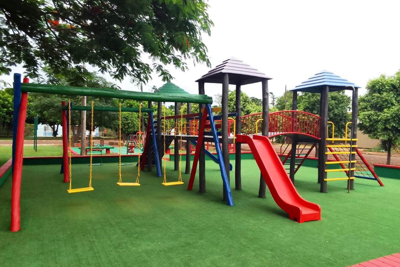 O município conta com 55 parquinhos infantis e mais de 70 academias da terceira idade nos espaços públicos da cidade e interior