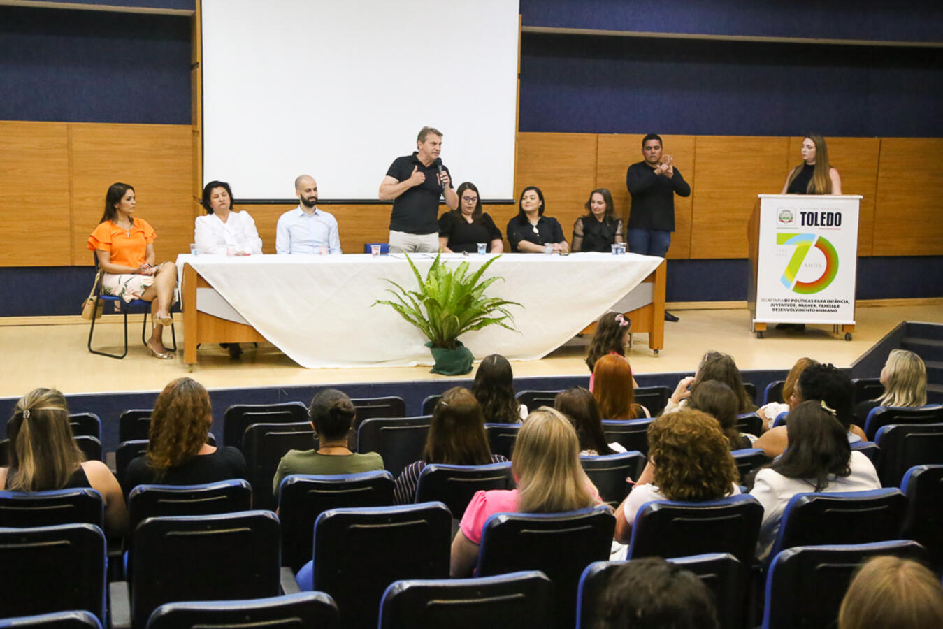 O ato reuniu diversas lideranças, a maioria mulheres, no Auditório Acary de Oliveira
