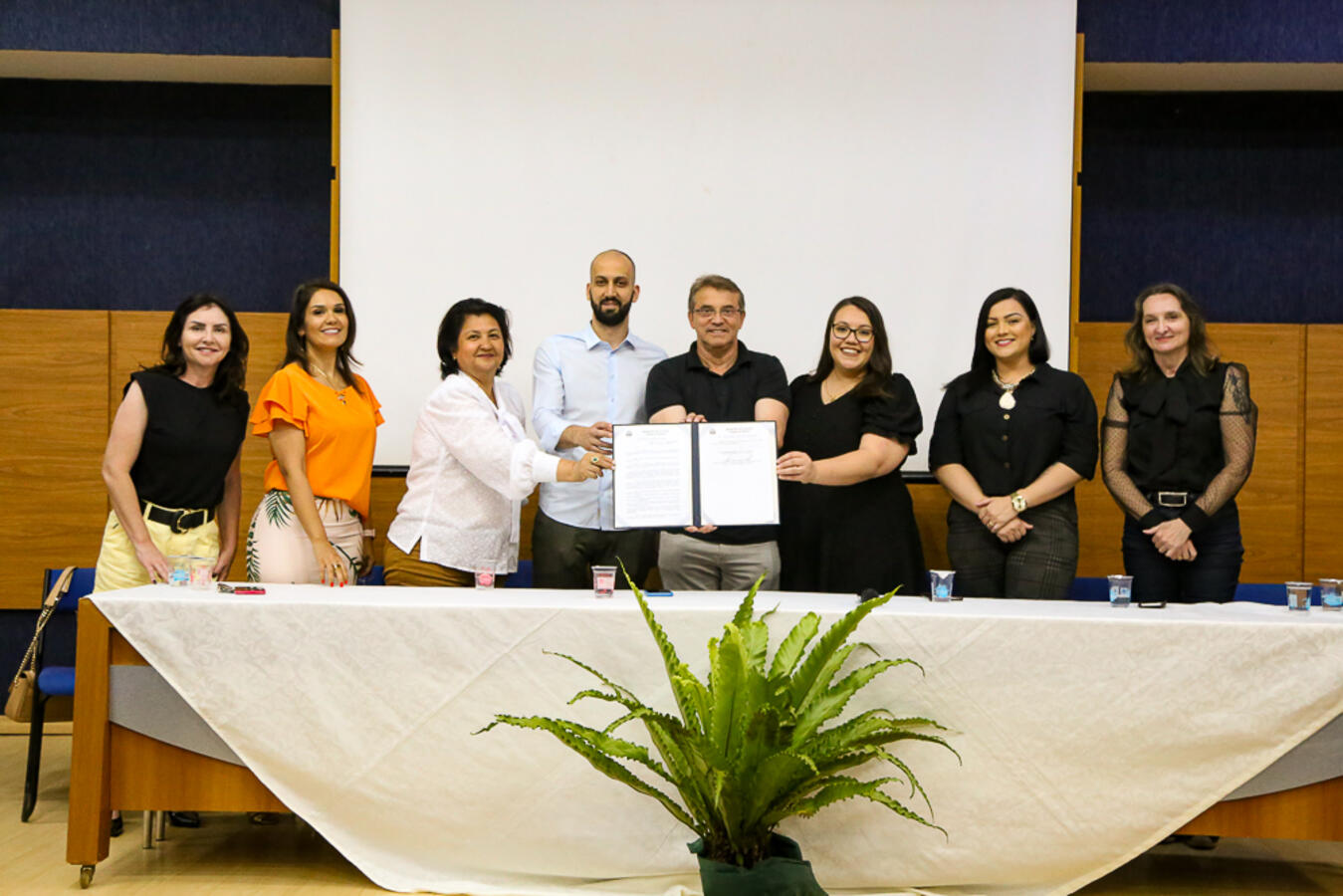 O ato reuniu diversas lideranças, a maioria mulheres, no Auditório Acary de Oliveira