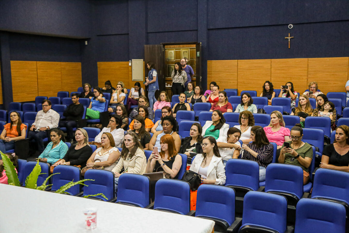 O ato reuniu diversas lideranças, a maioria mulheres, no Auditório Acary de Oliveira