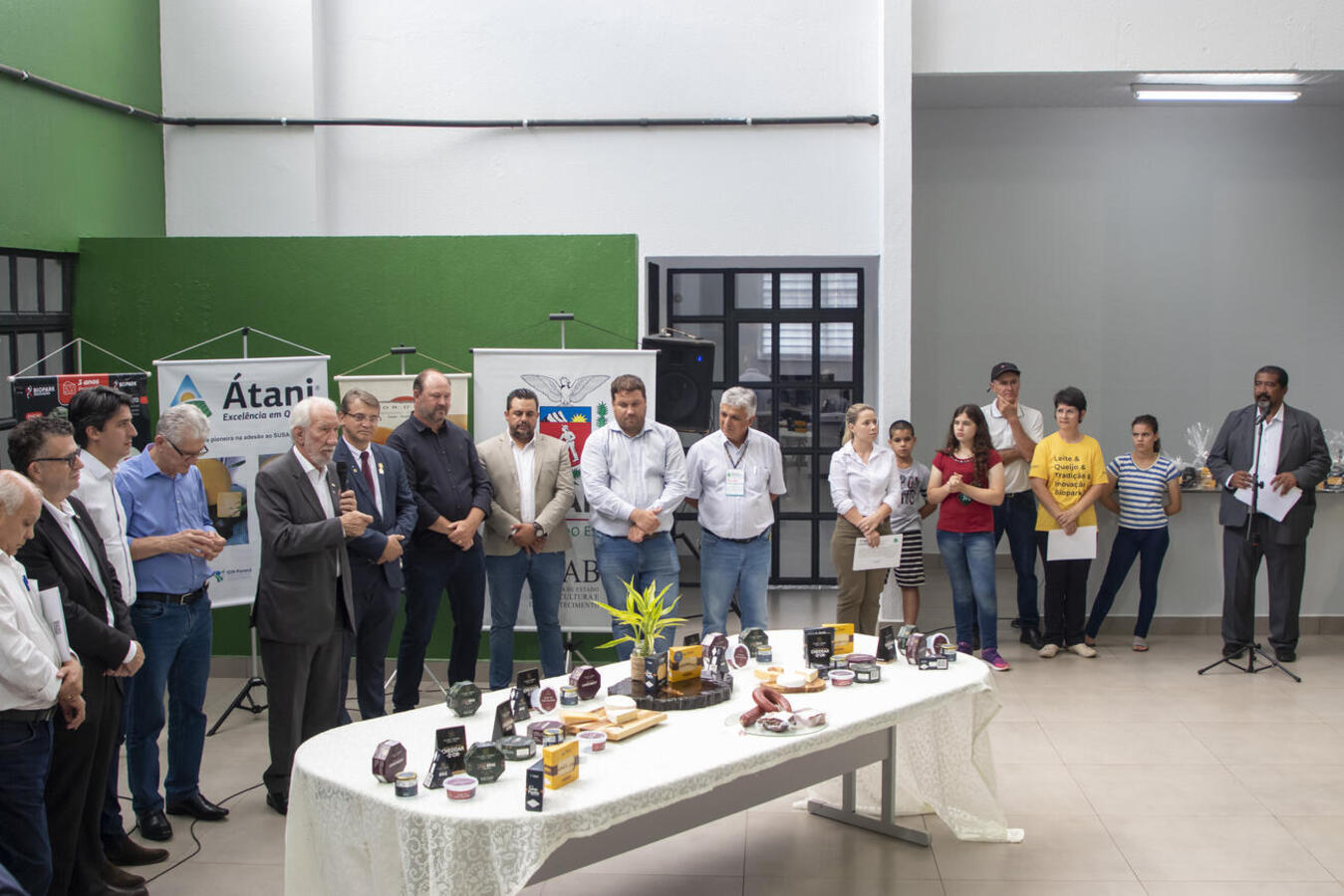 Entrega ocorreu nesta segunda-feira (16), no Centro de Eventos Ismael Sperafico, durante o Seminário Agenda para o Desenvolvimento Regional Sustentável