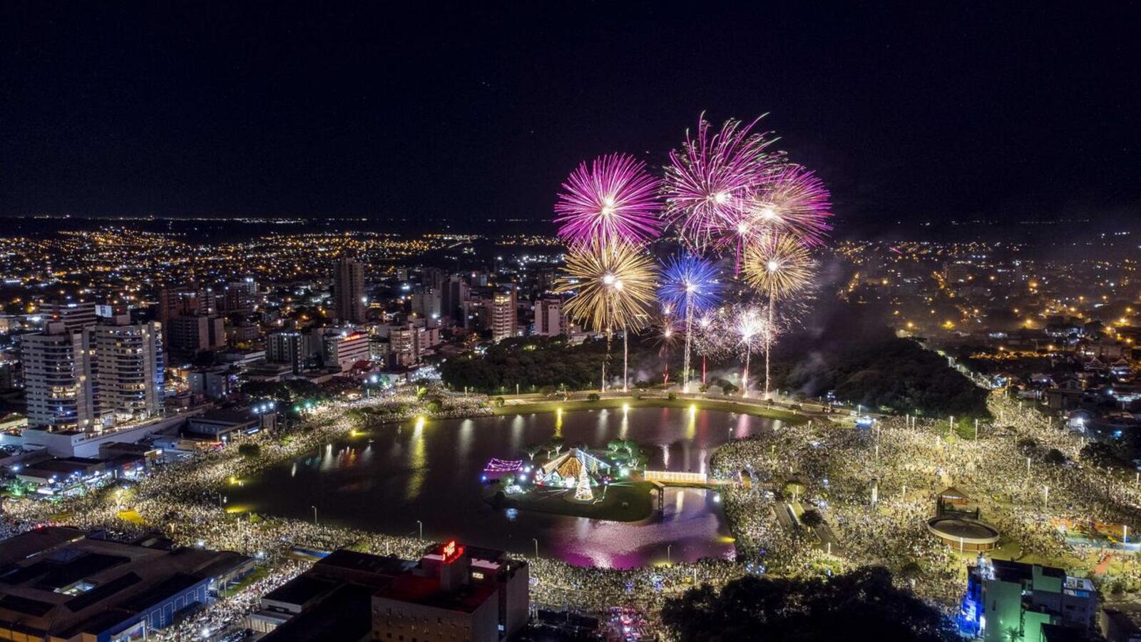 Réveillon Popular lotou o Parque Ecológico com pessoas de todas as idades