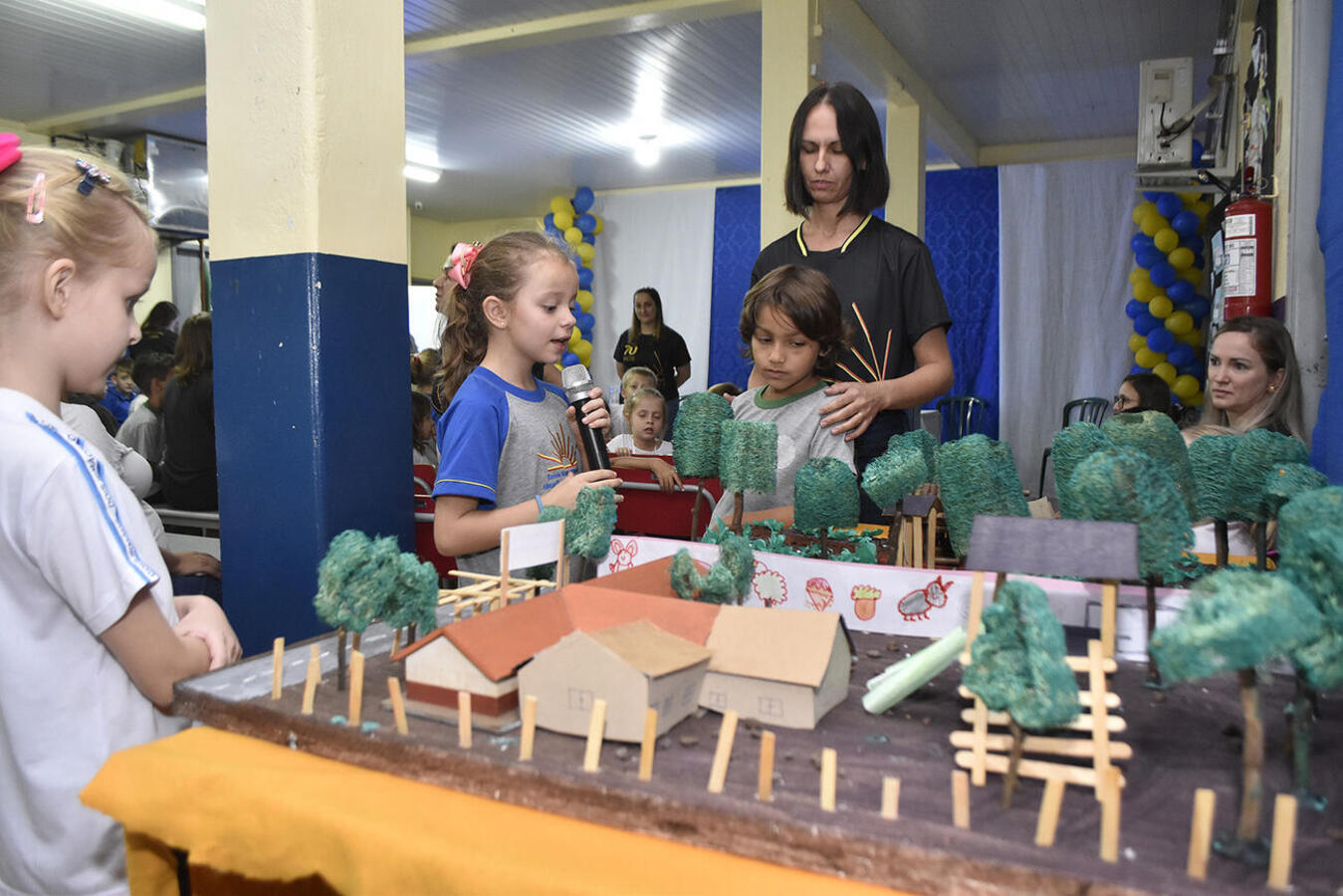 Lembrado nesta terça-feira (14), aniversário foi celebrado com presenças ilustres, apresentações de alunos, homenagens e o tradicional corte do bolo