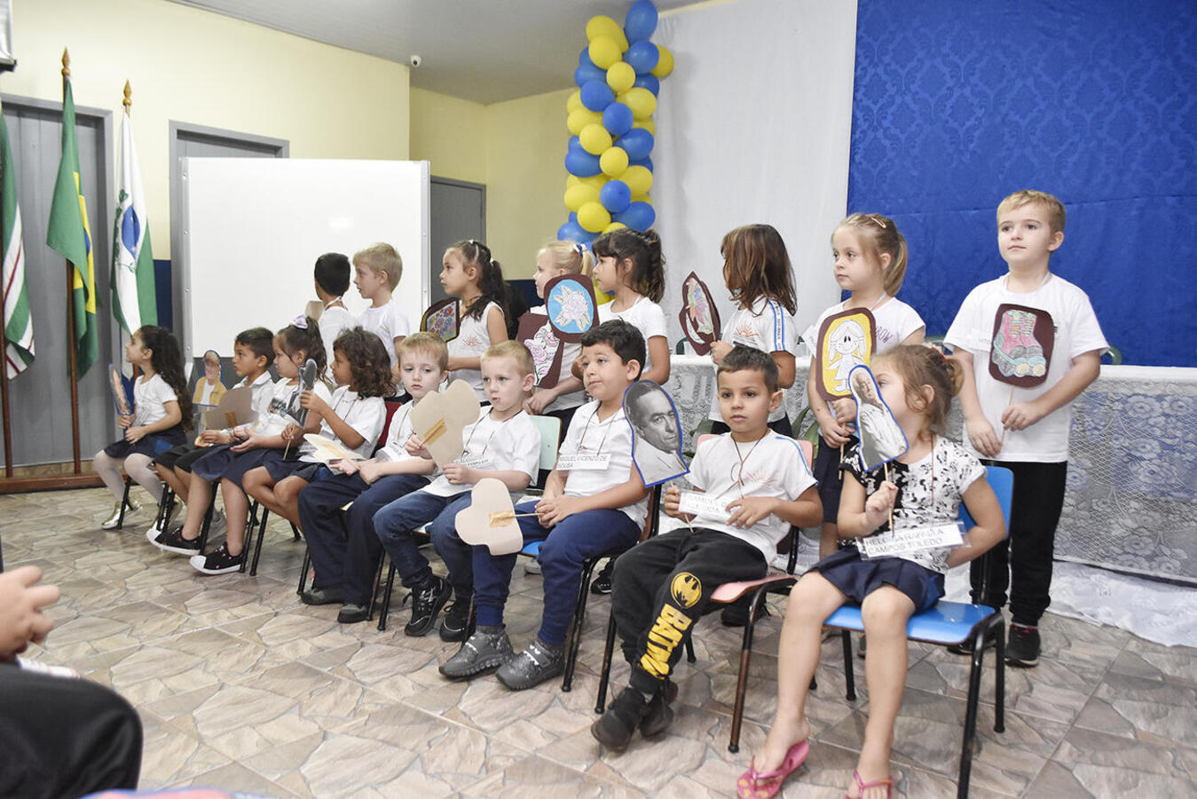 Lembrado nesta terça-feira (14), aniversário foi celebrado com presenças ilustres, apresentações de alunos, homenagens e o tradicional corte do bolo