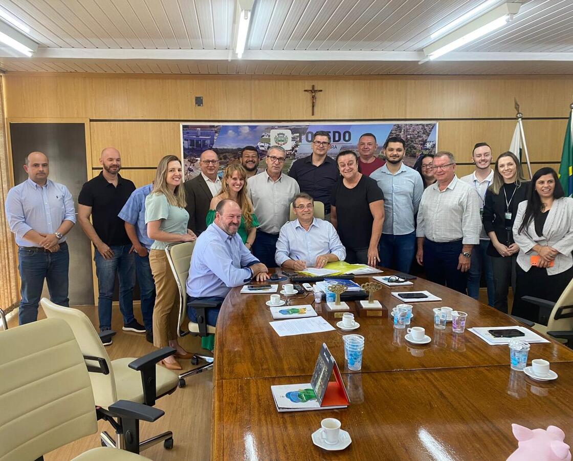 Decreto que dá nome ao Centro de Iniciação Esportiva foi assinado na manhã desta segunda-feira (27), após reunião do prefeito e do vice com o secretariado municipal