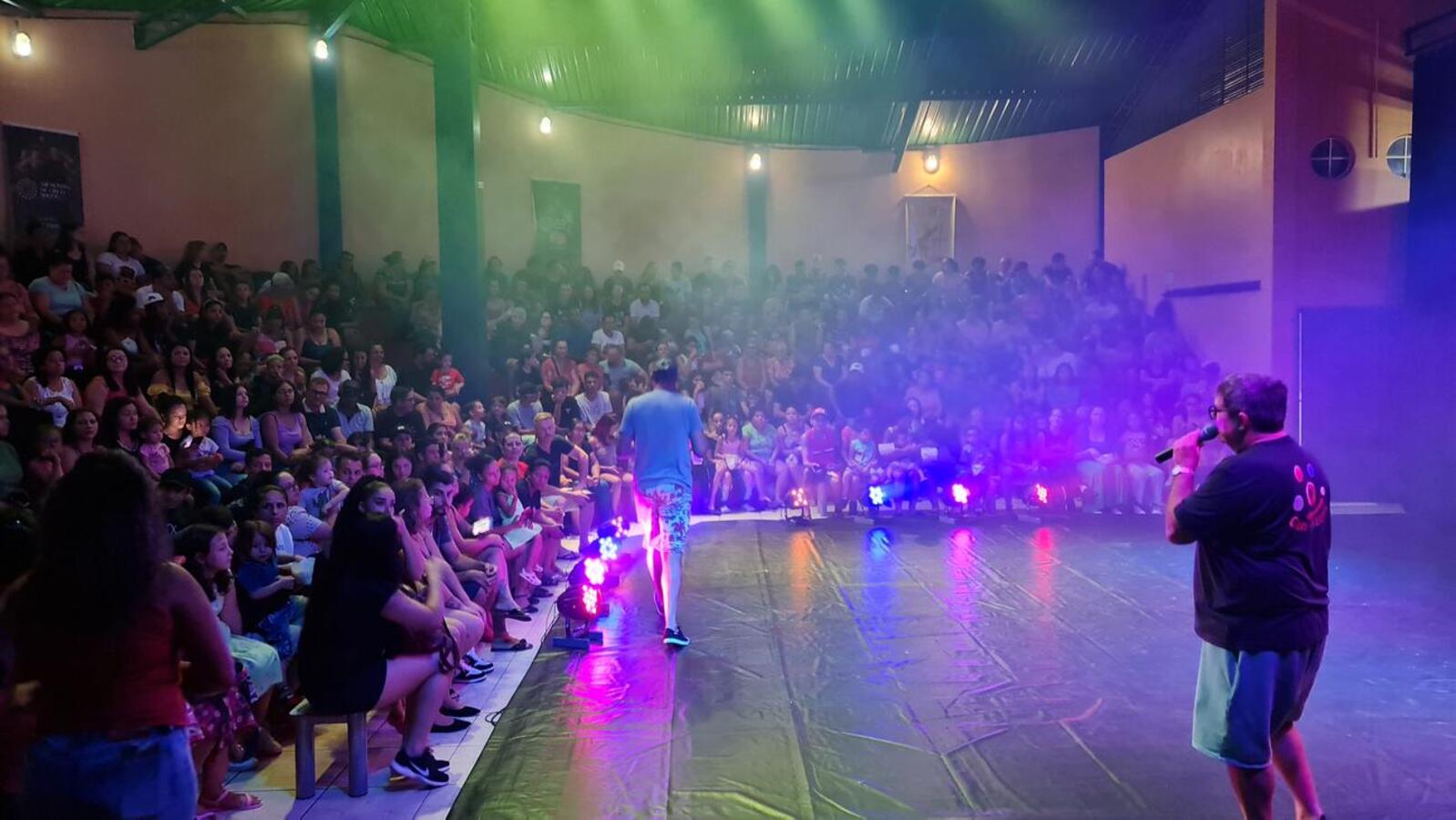 As apresentações artísticas envolveram mais de 100 crianças, todos alunos do Circo da Alegria, e participações especiais. 
