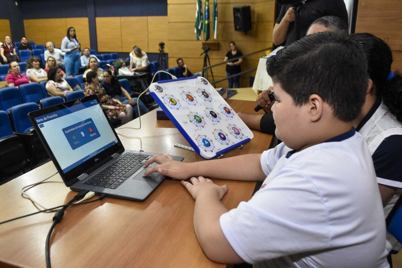 Solenidade realizada na tarde desta sexta (10) no Auditório Acary Oliveira integra ações voltadas a alunos com deficiência cujo investimento totaliza  R$ 1.116.830,00