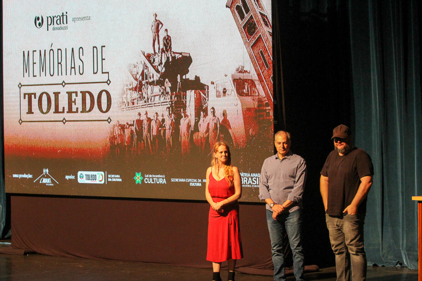 Pioneiros e pioneiras participam do lançamento do "Memórias de Toledo" (Foto Ricardo Morante/Prefeitura de Toledo)