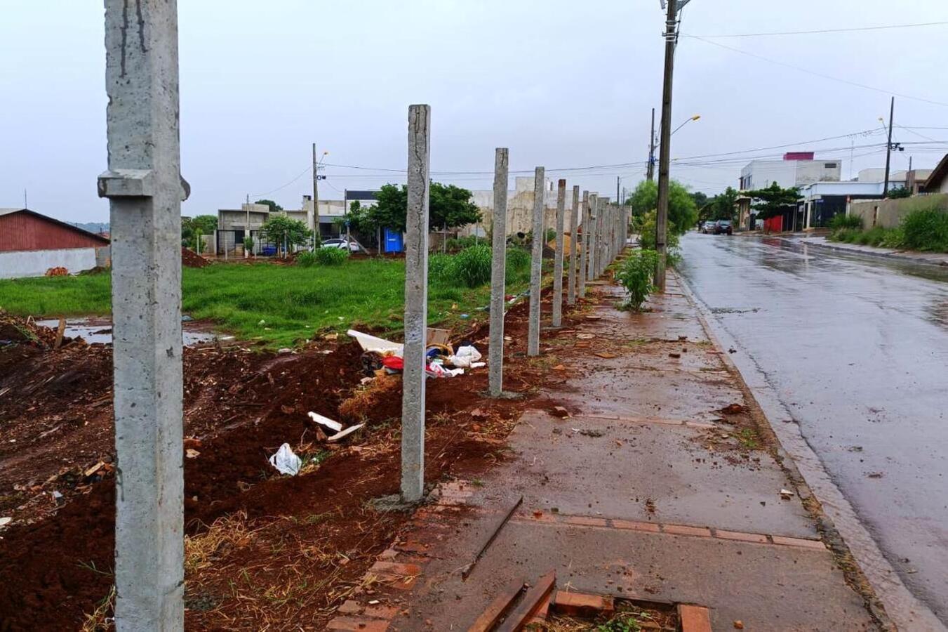 Resíduos provenientes da construção civil devem ter a destinação correta. Descarte ilegal é passível de multa. 