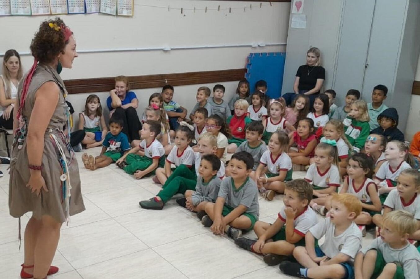 Alunos da Escola Municipal Duque de Caxias assistiram, nesta quinta-feira (9), a duas sessões do espetáculo “Entre estrelas, voos e cores: histórias de transformar”