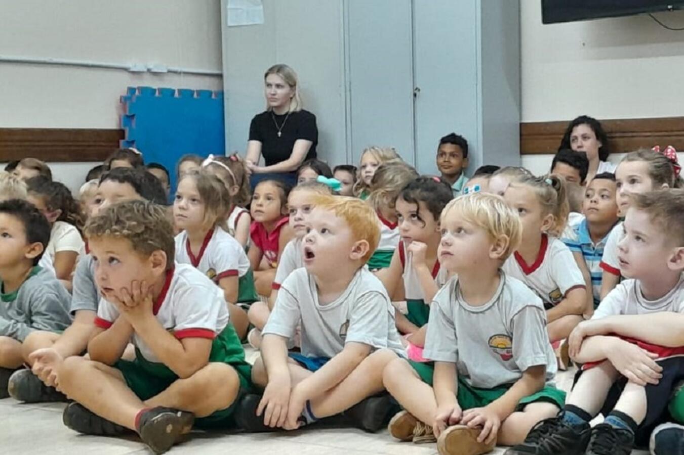 Alunos da Escola Municipal Duque de Caxias assistiram, nesta quinta-feira (9), a duas sessões do espetáculo “Entre estrelas, voos e cores: histórias de transformar”