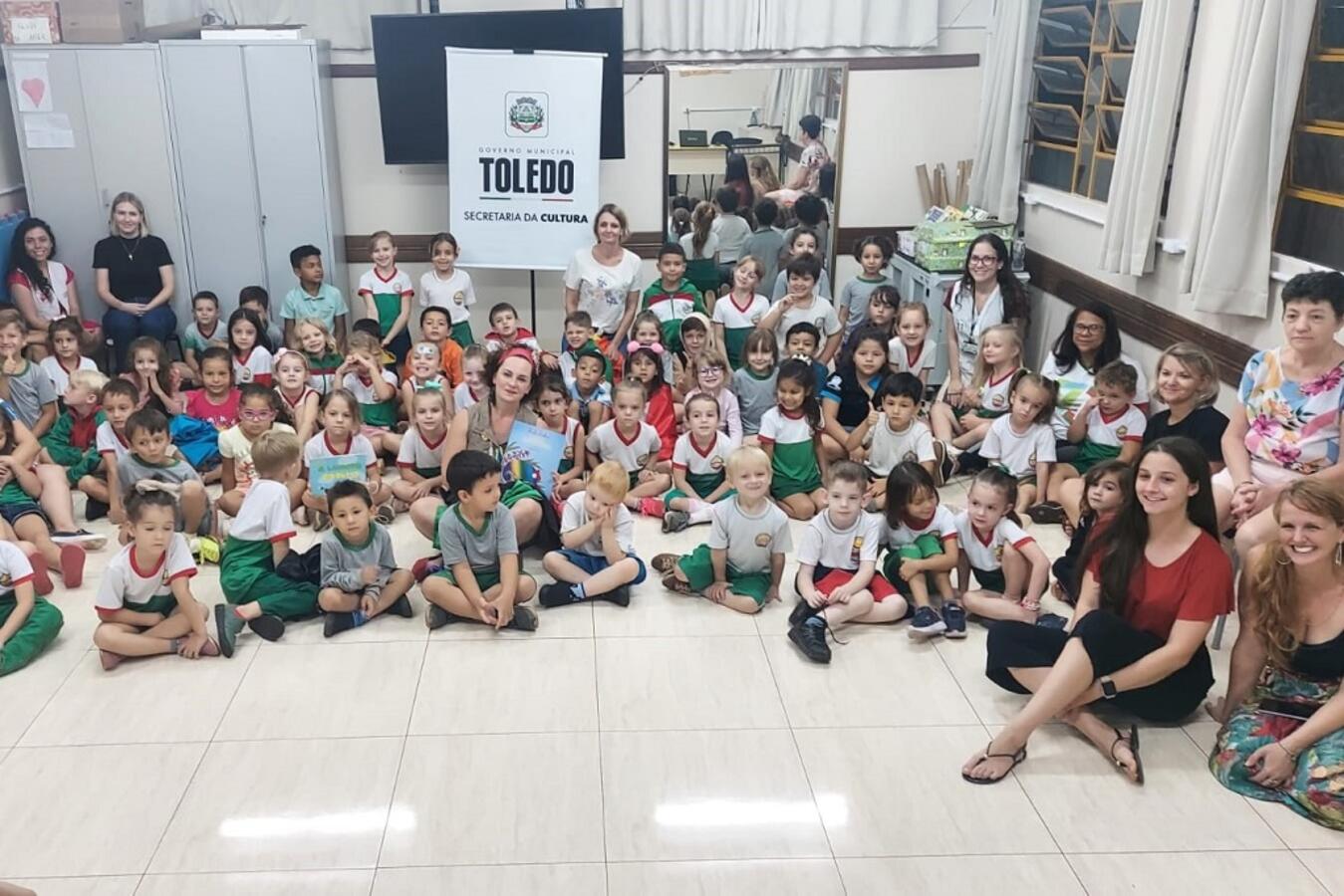 Alunos da Escola Municipal Duque de Caxias assistiram, nesta quinta-feira (9), a duas sessões do espetáculo “Entre estrelas, voos e cores: histórias de transformar”