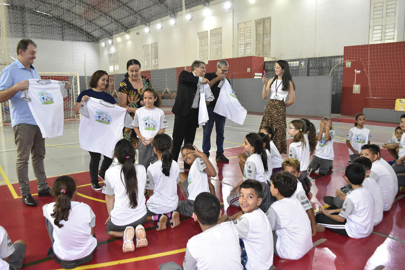 Material foi entregue à turma do 5º ano da educação integral, durante ato ocorrido na manhã desta terça-feira (4) no câmpus II da Universidade Paranaense (Unipar)