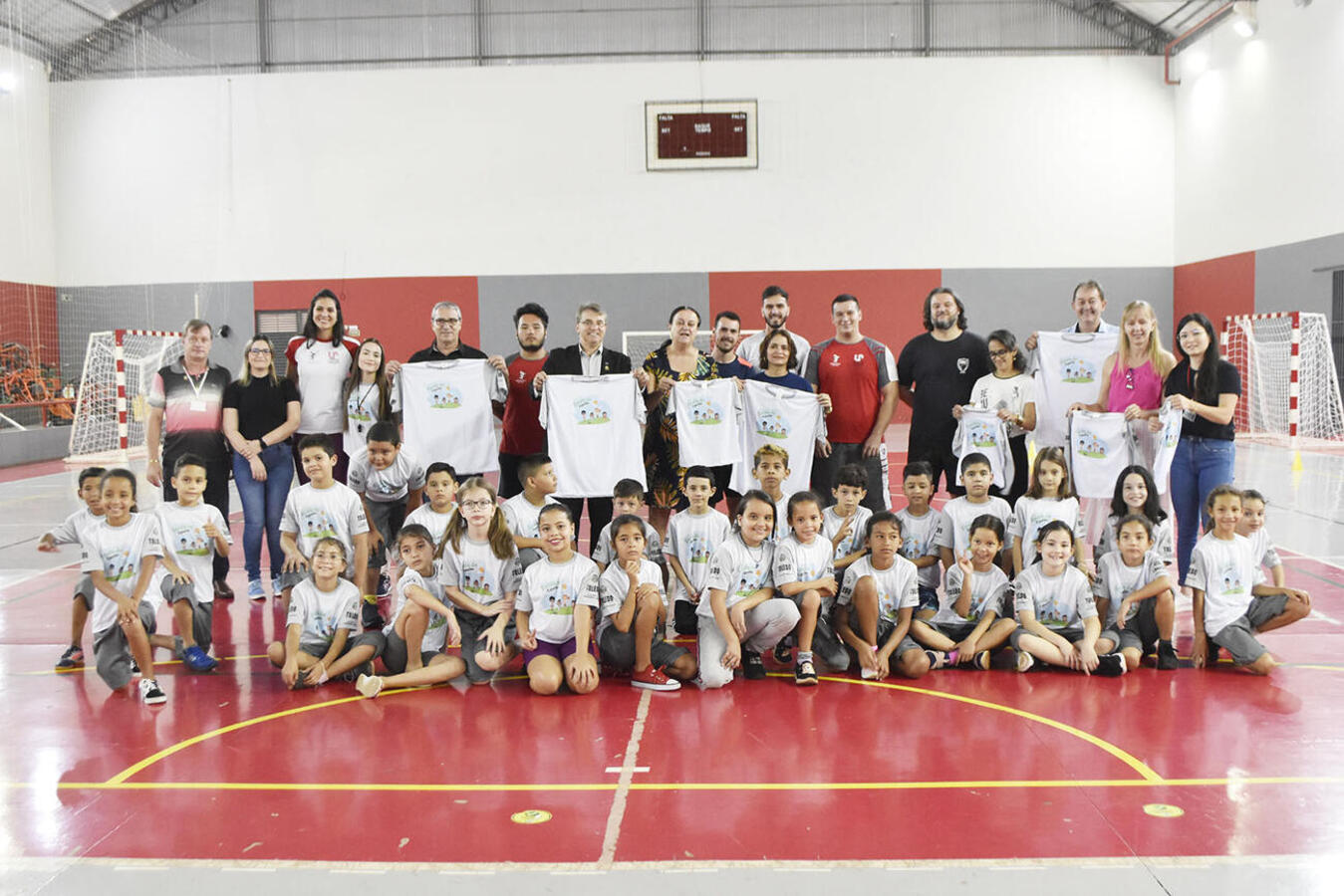 Material foi entregue à turma do 5º ano da educação integral, durante ato ocorrido na manhã desta terça-feira (4) no câmpus II da Universidade Paranaense (Unipar)