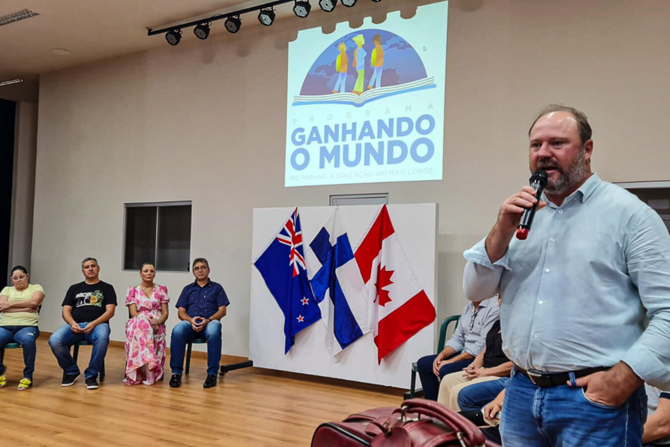 Executivo Municipal participa de entrega de passagens para professoras do Estado