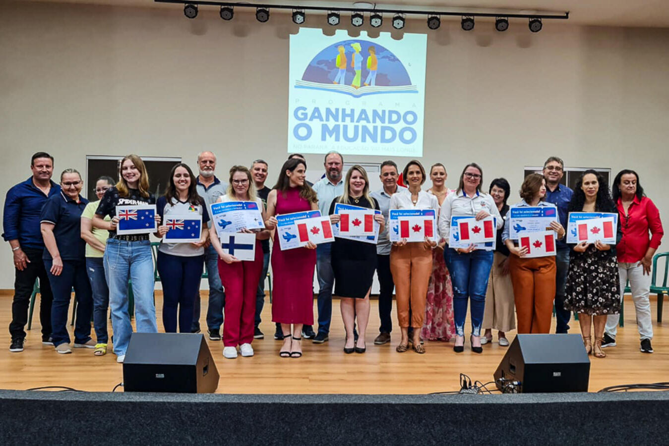 Executivo Municipal participa de entrega de passagens para professoras do Estado
