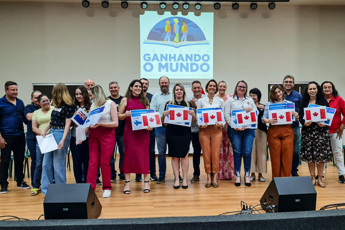 Executivo Municipal participa de entrega de passagens para professoras do Estado