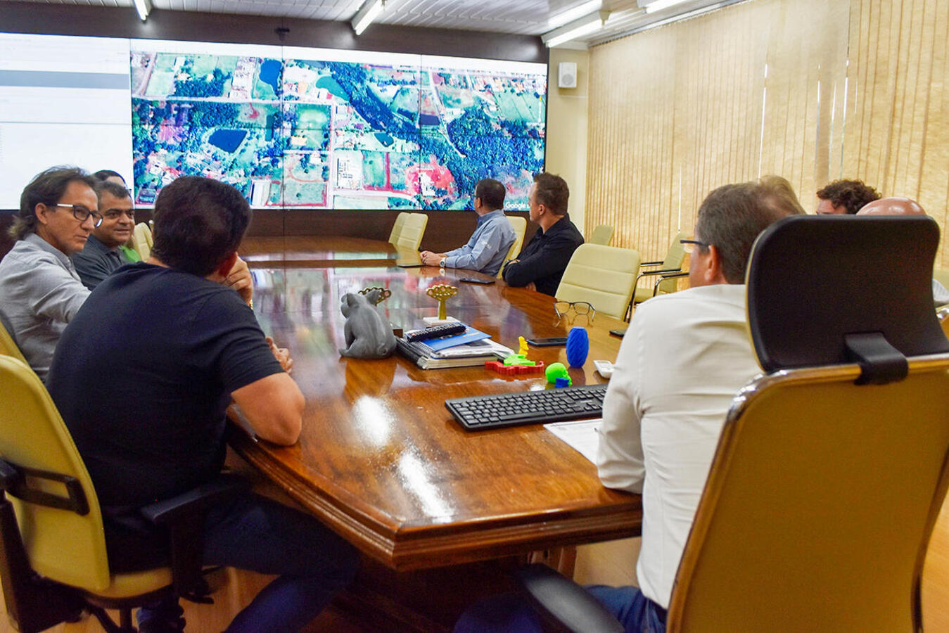 Pavimentação e construção de guias e galerias pluviais em trecho da Julci Luiz Strieder foram temas de reunião no Gabinete do Prefeito na manhã desta terça (18)