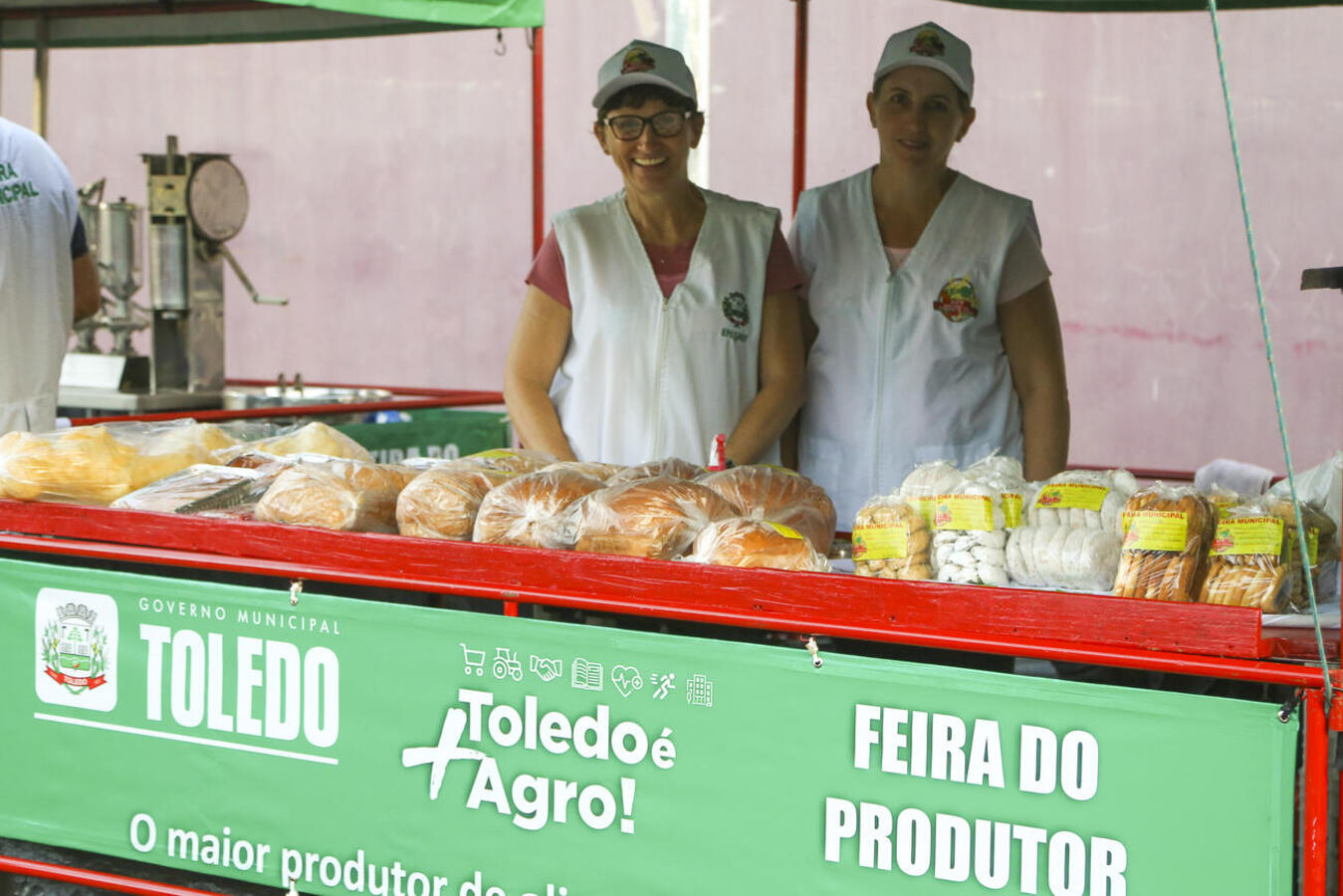 Ato marcou a entrega das novas barracas da Feira do Produtor de Toledo